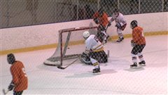 La partie est arrêtée chaque fois qu'un joueur tombe sur la glace.