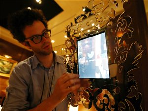 Ce que Twitter appelle un « Miroir magique » prendra des photos, à l'image d'un photomaton, des célébrités dans les coulisses des Oscars et les enverra sur le compte Twitter officiel de l'Académie.