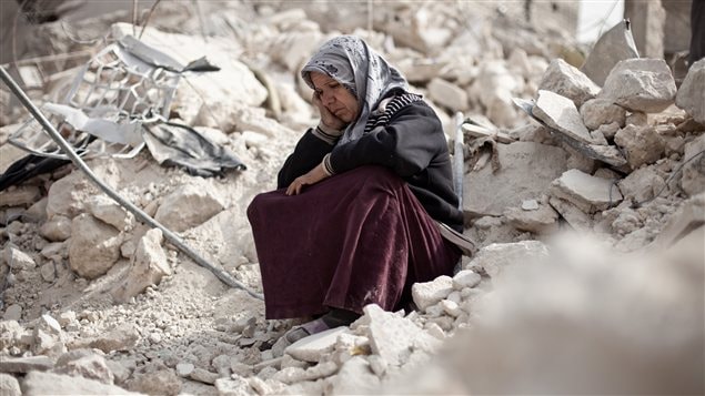 Une Syrienne d'Alep au milieu des ruines de son quartier bombardé