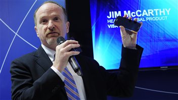 Jim McCarthy, à la tête du groupe Visa, dévoile le portefeuille numérique qui sera lancé sur le marché.