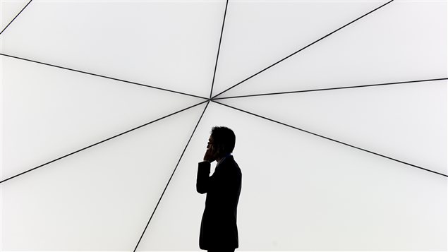Un homme consulte son téléphone portable à l'ouverture du Congrès mondial de la téléphonie mobile lundi, à Barcelone.