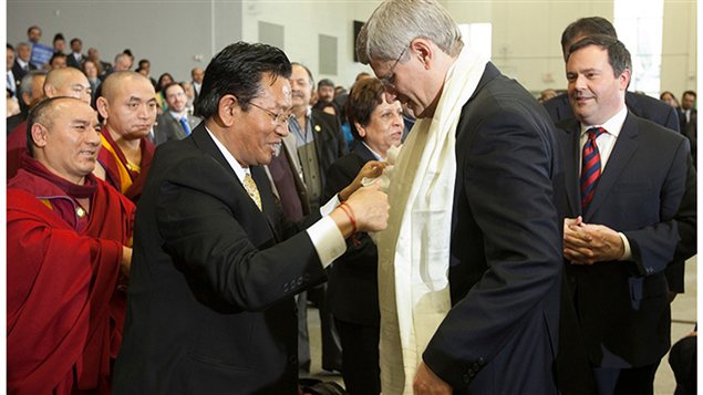 Stephen Harper reçoit un foulard de la part de la communauté tibétaine après avoir annoncé la création du Bureau de la liberté de religion, sous le regard de Jason Kenney, ministre de la Citoyenneté, de l'Iimmigration et du multiculturalisme. ©Bureau du premier ministre du Canada Stephen Harper reçoit un foulard de la part de la communauté tibétaine après avoir annoncé la création du Bureau de la liberté de religion, sous le regard de Jason Kenney, ministre de la Citoyenneté, de l'Iimmigration et du multiculturalisme. ©Bureau du premier ministre du Canada
