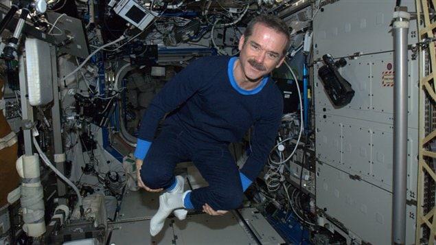 L'astronaute Chris Hadfield en pyjama