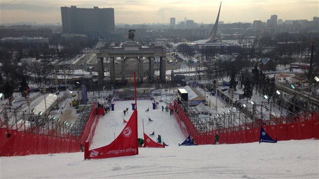 Vue de Moscou du haut de la piste de slalom en parallèle