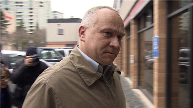 Martin Tremblay fait son entrée au tribunal à Richmond en Colombie-Britannique, le 26 février 2013.