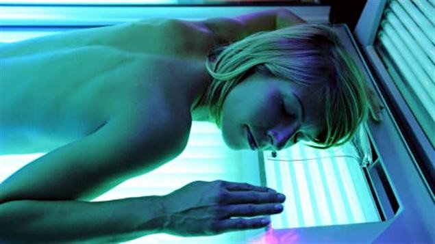 Une femme dans un salon de bronzage