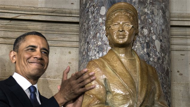 Barack Obama lors du dévoilement de la statue de Rosa Parks au Capitole.