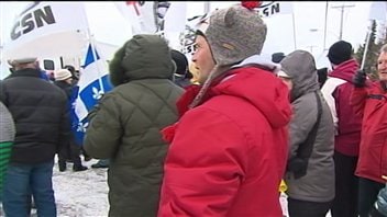 Une centaine de manifestants ont accueilli le premier ministre Stephen Harper lors de son passage à Rivière-du-Loup, ce matin.