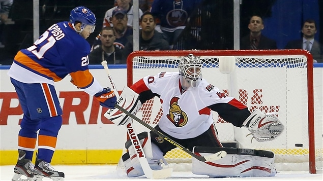 Le gardien Robin Lehner arrête un tir de Kyle Okposo des Islanders de New York.