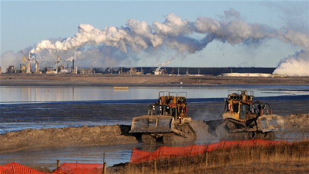 منشأة استخراج نفط من الرمال الزفتية في فورت ماك موراي في شمال مقاطعة ألبرتا في غرب كندا