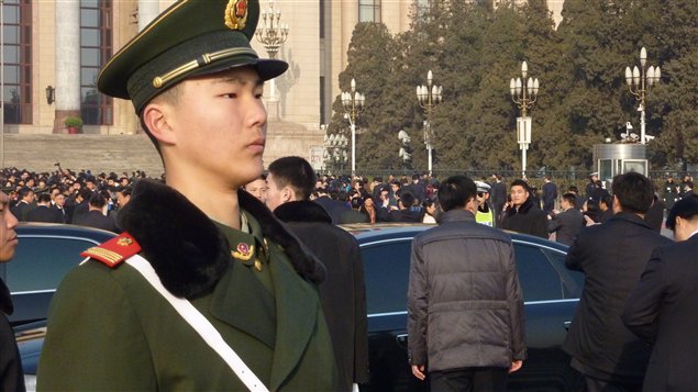 Un « wujing », policier armé