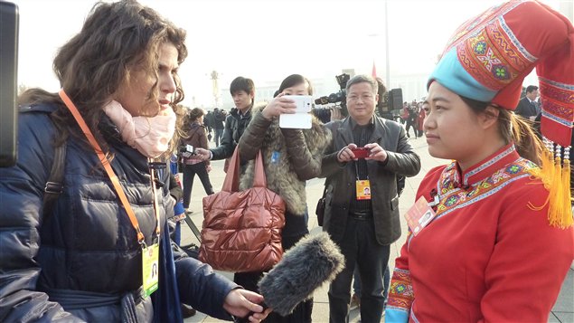 Catherine Mercier interviewe une déléguée de la minorité zhuang lors de l'Assemblée nationale populaire de Chine.