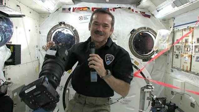 L'astronaute Chris Hadfield a parlé à des élèves d'Airdrie, en direct de l'espace.