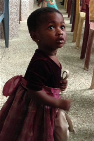 Petite princesse catholique à la messe de l'église St. John the Baptist, à Cape Coast