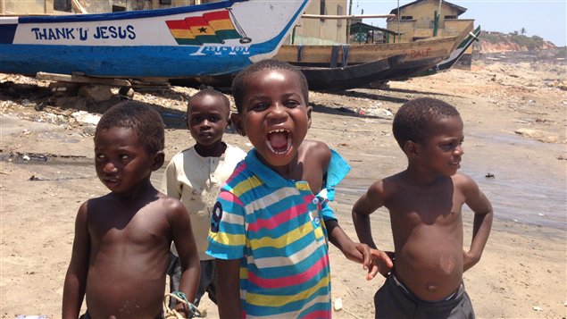 Enfants de pêcheurs à Cape Coast, la région du Ghana qui compte le plus grand nombre de catholiques. Les affiches religieuses sont partout.