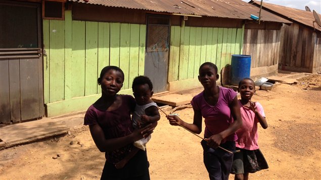 Des enfants devant la maison où le cardinal Peter Turkson et ses neuf frères et soeurs ont été élevés à Nsuta, ville minière à l'ouest du Ghana