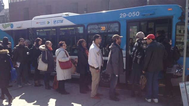 Des usagers du métro se rabattent sur le transport en autobus.