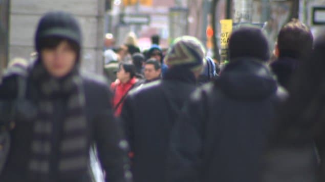 Des gens qui marchent dans la rue à Ottawa.