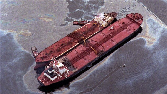 Le Exxon Baton Rouge, pompe du pétriole de l'Exxon Valdez lors de son naufrage dans les eaux de l'Alaska. Photo prise le 29 mars 1989.