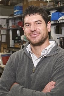 Alexis Vallée-Bélisle, professeur au Département de chimie de l'Université de Montréal	 Crédit photo: Université de Montréal