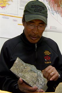 Le maître sculpteur Jaco Ishulutaq