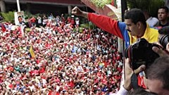 El candidato oficialista en plena campaña y saludando a los suyos.