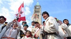 Le groupe des marcheurs célèbrent leur arrivée à Ottawa le 25 mars 2013