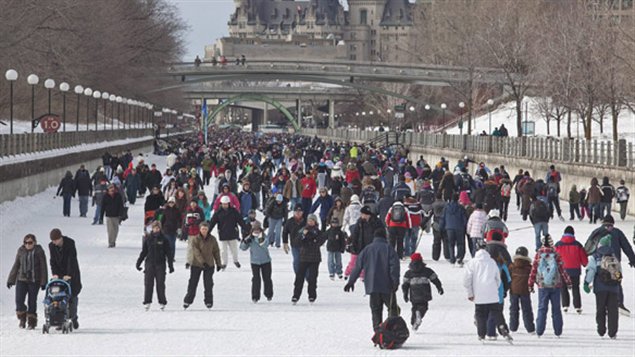 Depuis plus de 40 ans, à Ottawa, des Canadiens enfilent chaque hiver leurs patins pour parcourir la plus longue patinoire du monde.
