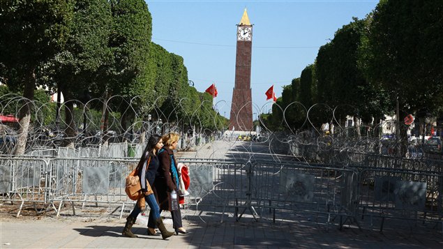 En face du ministère de l’Intérieur, où le printemps tunisien a commencé, une section de la promenade au centre de l’avenue Bourguiba, au centre de Tunis, encore interdite aux manifestants