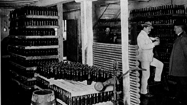 Interior de la cervecería de Molson de Terranova en 1910.