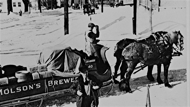 Carro de entregas de la cevecería Molson, en 1935, tirado por caballos.  