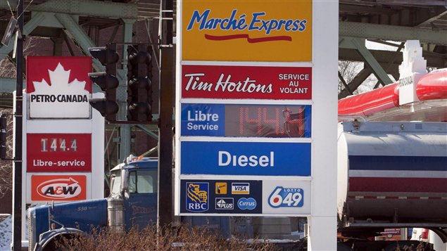 Les prix de l'essence à la pompe tels qu'affichés à Montréal le 28 février 2012. 