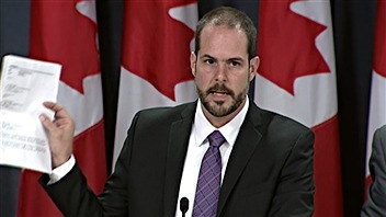 Alexandre Boulerice, diputado del NPD pide que el organismo Elecciones Canadá investigue si la empresa estuvo tratando de desviar las prohibiciones de donaciones corporativas.
