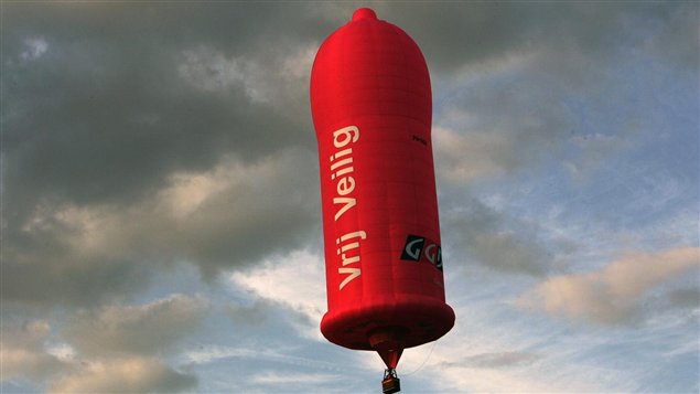 Un enorme globo de aire caliente rosa en un festival en Lichtenvoorde, Países Bajos, en el 2007. La idea era construir el condón más grande del mundo.