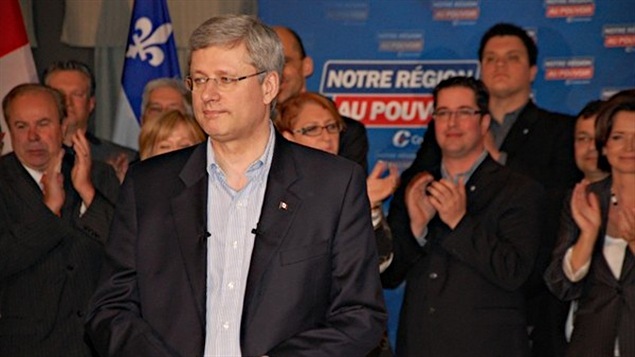 Stephen Harper es aplaudido por sus candidatos en Quebec, incluyendo Michael Eric Castonguay, candidato en Montmorency-Charlevoix-Haute-Côte-Nord.