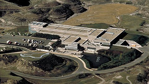 Depuis 1985, la plus importante collection de fossiles en Amérique du Nord se trouve au Royal Tyrrell Museum of Palaeontology, à Drumheller, dans le sud de la province de l'Alberta.