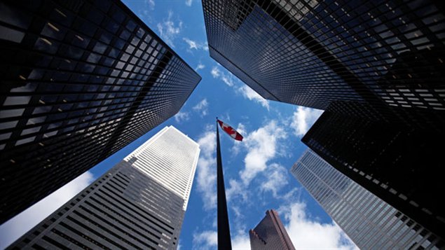 العلم الكندي يرفرف بين أبراج حي المال والأعمال في وسط تورونتو، عاصمة كندا الاقتصادية