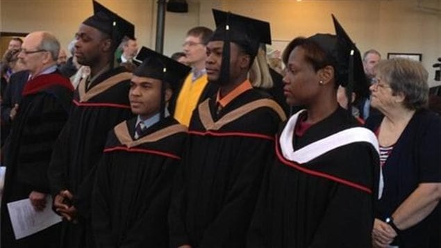 Radio-CanadaQautre étudiants étrangers Haitiens recevaient leur diplôme universitaire cet hiver dans une université du Manitoba