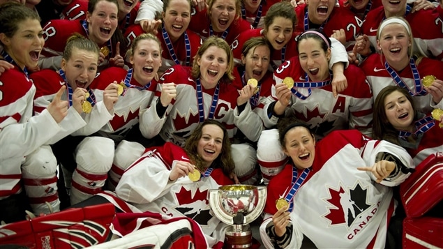 L'équipe canadienne de hockey féminin a remporté la médaille d'or au Championnat mondial en 2012.