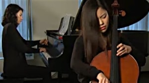 Caroline Kim es una estudiante de licenciatura en la famosa Escuela de música  Julliard. 