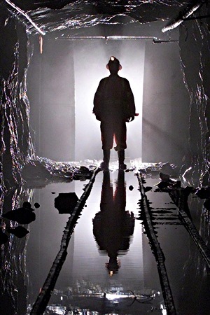 La silueta de un minero al entrar en Giant Mine (Mina Gigante) cerca de Yellowknife. Foto tomada el 21 de Julio del 2003.