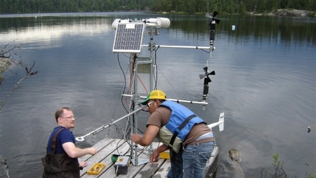 Científicos trabajando en el  Experimental Lake Area. 