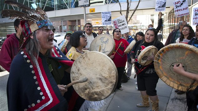 Des autochtones de l'Alliance Yinka Dene en Alberta.