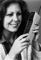 1983, un radioteléfono celular inalámbrico que costaba 4 000 dólares. 