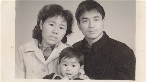 林俊儿时与父母在一起