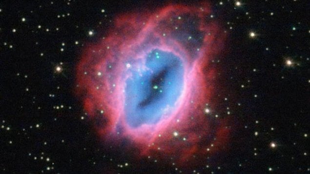 La nebulosa planetaria ESO 456-67 ubicada en la constelación de Sagitario (el Arquero) en la parte sur del cielo. En esta foto es posible ver las diversas capas de material y gas expelidos por la estrella central.
