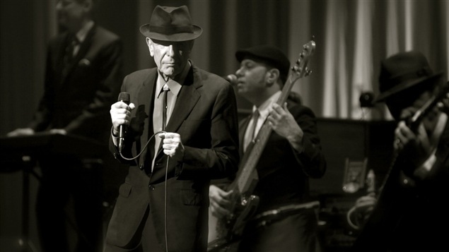 El poeta, novelista, autor, compositor e intérprete canadiense Leonard Cohen, nacido en Montreal en 1934.
