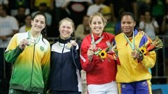 Catherine Roberge en rouge tenant sa médaille de bronze récolté aux Jeux Pan-Americains de Rio de Janeiro, le 20 juillet 2007.