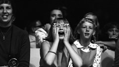  Le public en délire lors du spectacle des Beatles au Forum de Montréal, le 8 septembre 1964.