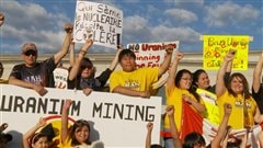 Des manifestants s'opposent à l'exploitation de mines d'uranium.